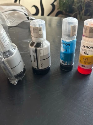 Epson 102 EcoTank bläckflaskor - Säljer fyra Epson 102 EcoTank bläckflaskor i färgerna svart, cyan, magenta och gul. Passar till EcoTank-skrivare. Flaskorna är av plast och har tydliga färgmarkeringar på etiketten. Perfekt för dig som behöver påfyllning till din skrivare.