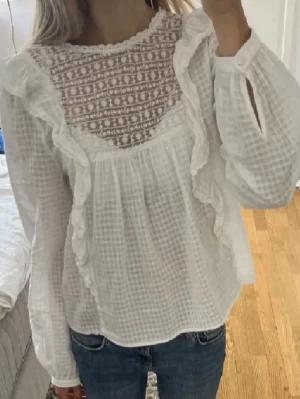 Vit blus  - Supersöt vit blus med volangdetaljer och spetsmönstrad överdel. 💕