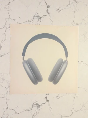 Apple AirPods Max hörlurar grå - Snygga over-ear hörlurar från Apple i en stilren grå färg. AirPods Max har en modern design med mjuka öronkuddar i mesh-tyg och metallbåge. Perfekta för dig som vill ha grymt ljud och cool look. Levereras med smart skyddsfodral.