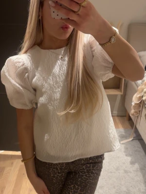 Vit puffärmad blus med rosett  - Vit superfin puffärmad blus med rosett knyte baktill, köpt på vero moda för 599kr, prislapp kvar!! 🩰 