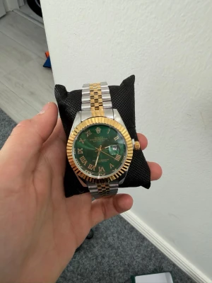 Gold and green silver rollie - As new, send an offer