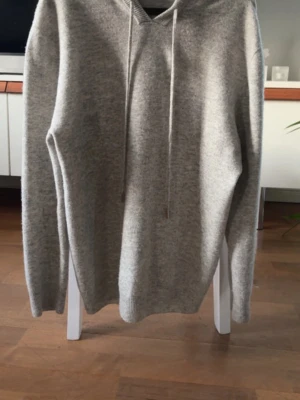 Garde grisch hoodie - Mysig grå hoodie från Garde Grisch i mjukt material. Klassisk modell med huva och snörning, samt ribbade muddar vid ärmslut och nederkant. Perfekt för chill dagar eller när du vill ha en enkel och stilren look. Skickar så fort som möjligt🔥 pris ej hugget i sten 9:10 skick