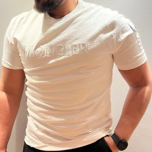 Vit Moncler t-shirt med logga - stilren vit t-shirt från Moncler med logga.