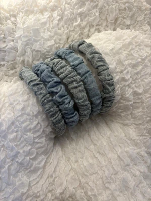 Blå diadem i denimtyg - Diadem i olika nyanser av blått denimtyg. De är mjuka, elastiska och har en rynkad design som ger en cool och avslappnad look. Perfekta för att ge en jeansig vibe till din frisyr💕💕(Säljs styckvis!!)