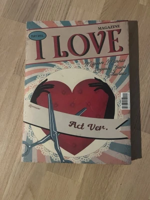 I LOVE Magazine Act Ver. - Säljer ett exemplar av I LOVE Magazine Act Ver. Inuti finns fotokort, filmstrip och en CD. 