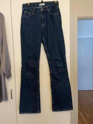 Mörkblå jeans - Mörkblå jeans fråm Gina Tricot.