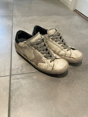 Golden Goose superstars - Vita superstars i dåligt skick därav billigt pris. Storlek 41, box och skopåse medföljer. Priset är diskuterbart och hör av dig er vid frågor!