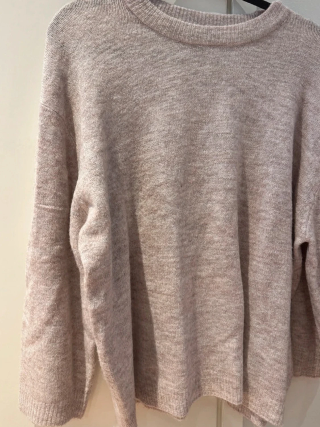 Beige stickad tröja med rund hals - 1