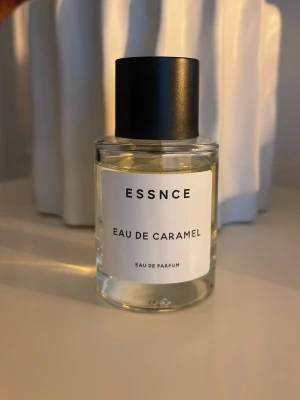 ESSNCE Eau de Caramel parfym - ESSNCE Eau de Caramel är en Eau de Parfum med en söt och krämig doft av karamell. Uppskattas vara 45ml kvar, så väldigt sparsamt använd 😋🍯