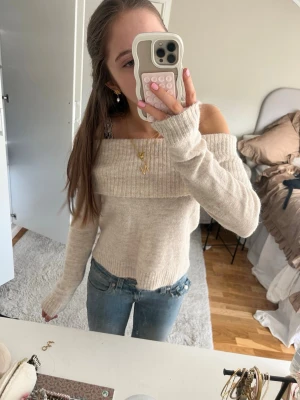 Stickad off shoulder tröja - Beige off shoulder topp från Gina! Superbra skick då den inte kommit till användning💞 Passar xs och s💛 Men är från Gina Young och alltså egentligen strl 164🥰