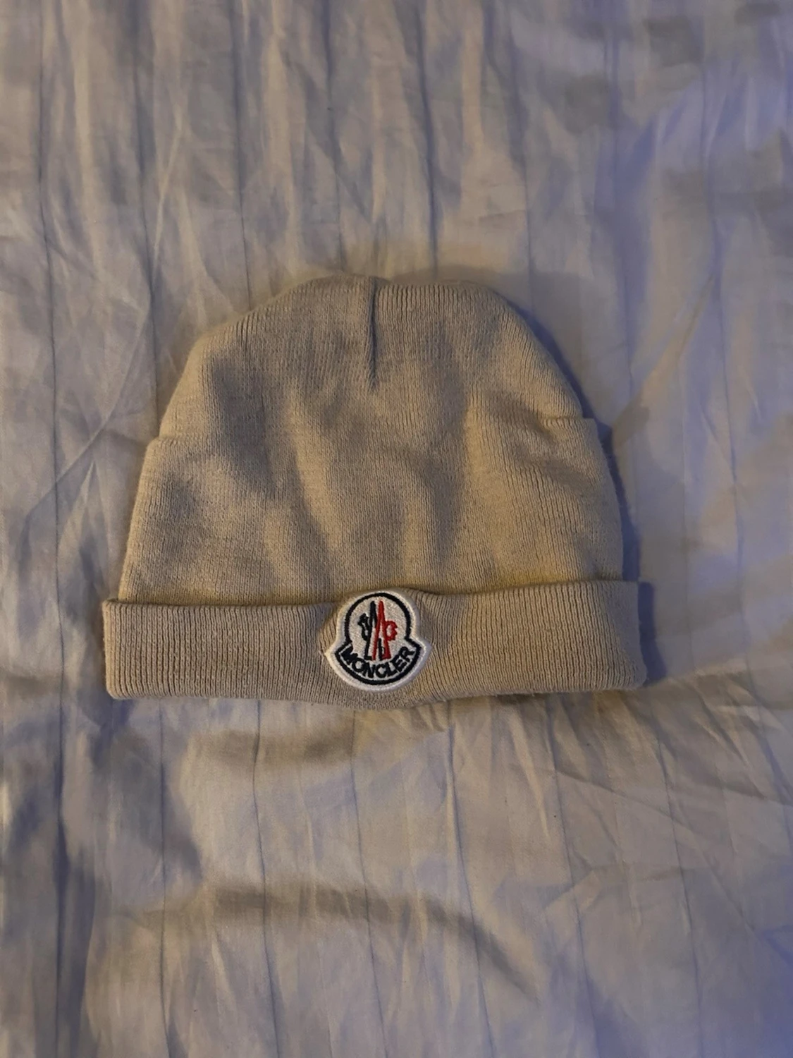 Beige mössa med logga mnclr 