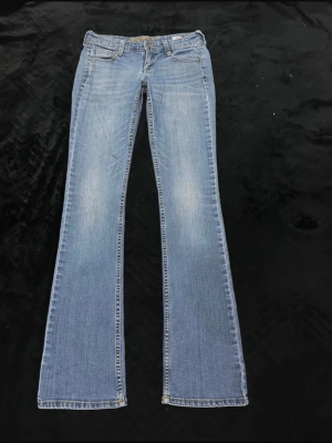 Lågmidjade bootcut jeans - Säljer eftersom att dem ej passar på mig💕 Mått finns i bilderna, skriv vid frågor💞