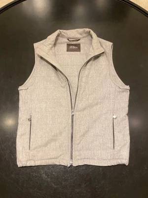 Oscar Jacobson väst - Snygg ljusgrå väst fårn Oscar Jacobson i toppskick. Riktigt fet att slänga över en hoddie. Västen är i storlek S. Skriv gärna vid funderingar ✅🔥 Priset är ej hugget i sten 🪨 🤝