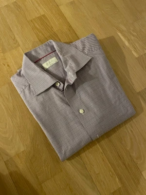 Rutig lila skjorta från Eton - Snygg rutig skjorta från Eton i lila och vitt i contemporary fit. Nypris ca 1700kr mitt pris endast 199 kr. Fraktar inom 1 dag, om du har någon fundering så är det bara att höra av sig😊