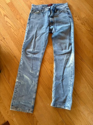 Ljusblå relaxed jeans från Jack & Jones - Säljer ett par ljusblå relaxed fit jeans från Jack & Jones, modell Chris. Klassisk femficksdesign, raka ben och bekväm passform. Perfekta för dig som gillar en avslappnad stil. Tillverkade i mjukt denimtyg. Stl 29/34