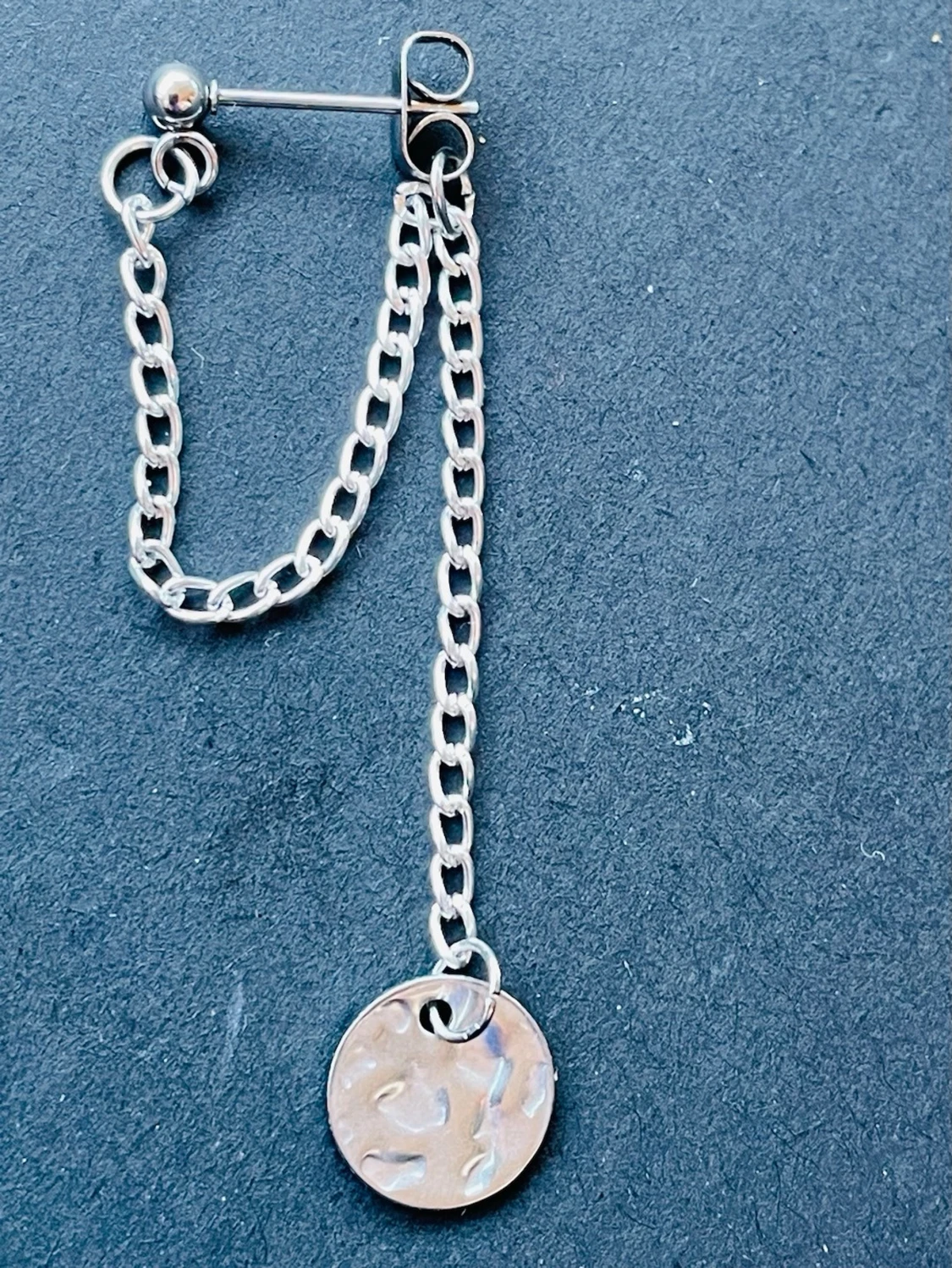 By prisförslag - 1 st Silvrigt örhänge med kedjor och bricka - 2