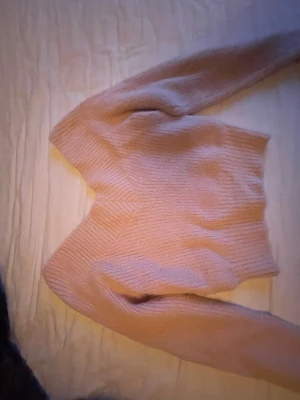 Ljusrosa stickad tröja XS - Mysig ljusrosa stickad tröja i storlek XS. Tröjan har en ribbad struktur, lång ärm och något högre hals. Pris kan diskuteras!!💞💞.