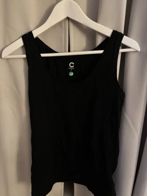 Svart linnetopp från Cubus - En enkel och stilren svart linnetopp från Cubus. Toppen har breda axelband och rundad halsringning, Andvänd ett fåtal gånger och skicket är som nytt