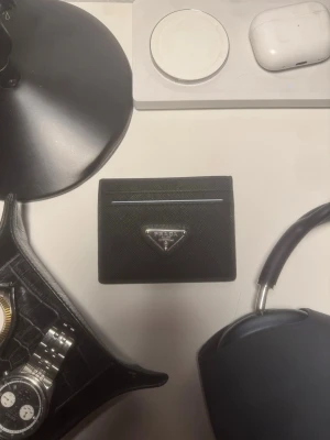 Svart korthållare från Prada - Säljer en fet svart plånbok från Prada nästan helt oanvänd.