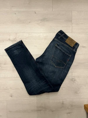 Replay anbass mörkblå jeans  - Hej! Säljer dessa replay anbass jeansen//mycket fint sick//fråga gärna! 