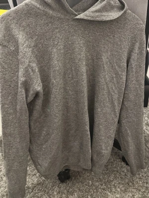 Grå hoodie från Oscar Jacobson - Grå kashmir hoodie från Oscar Jacobsson. Skriv angående frågor eller prisförslag