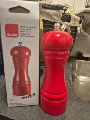 Röd pepparkvarn från Ibili - Säljer en snygg röd pepparkvarn från Ibili, 15 cm hög. Tillverkad i trä med keramisk kvarnmekanism. Perfekt för att mala peppar eller andra kryddor. Klassisk form och stilren design som passar i alla kök.