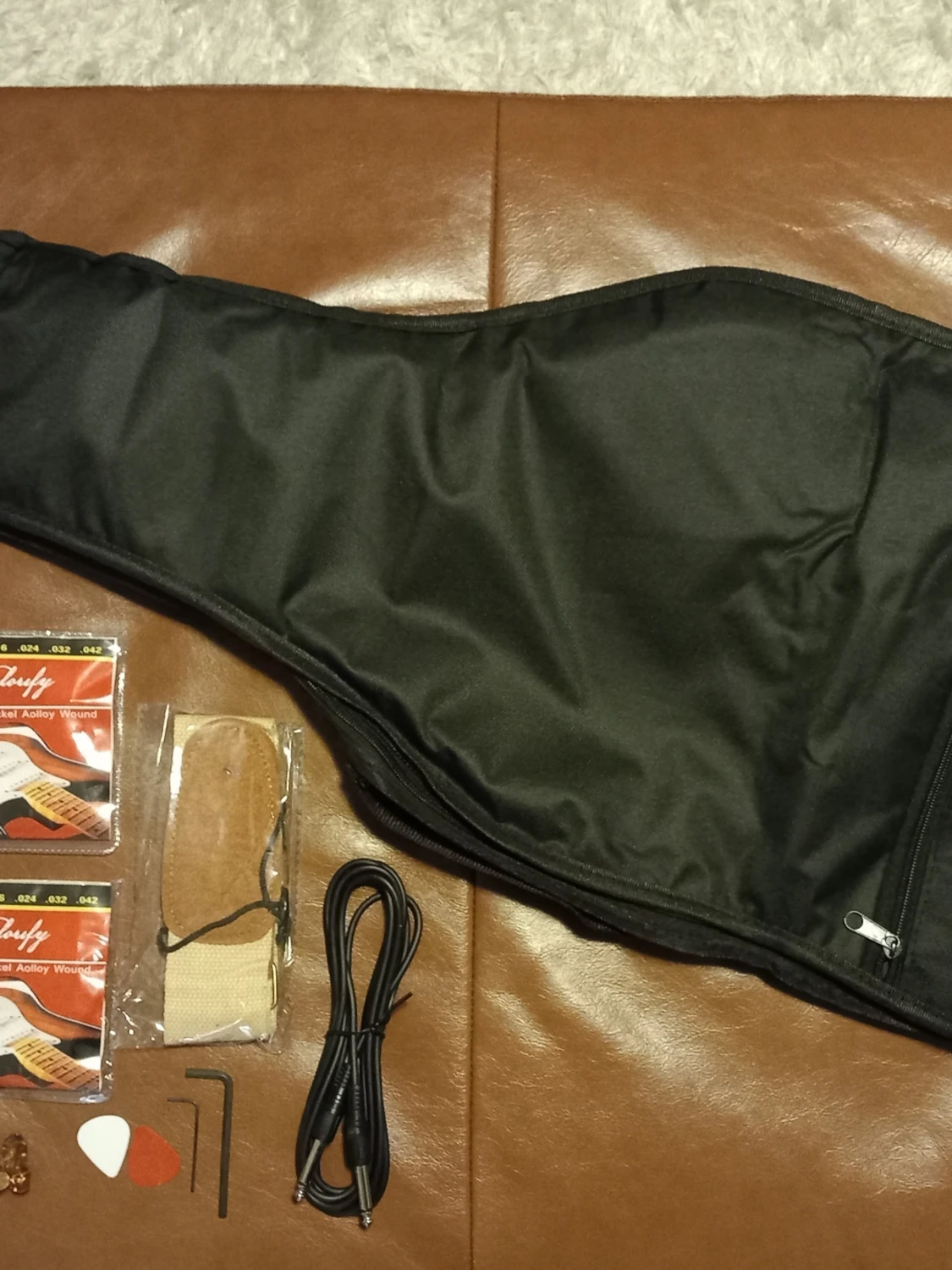 Splitter ny jätte snygg Strata gitarr med tillbehör till ett bra pris. - 3