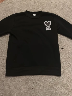 Ami hoodie -  Helt ny Ami hoodie tyvärr för liten, det är därför jag säljer den.