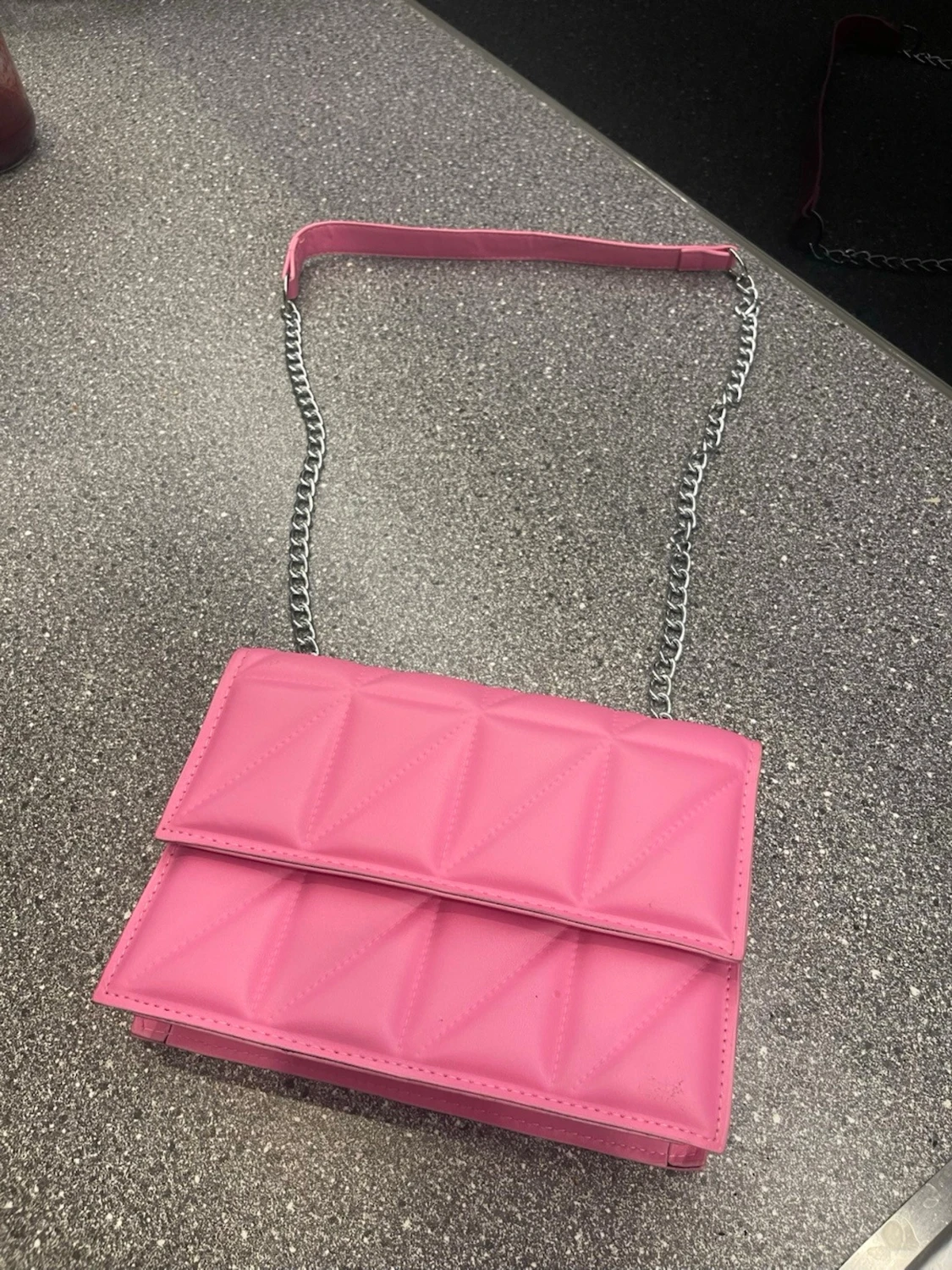 Rosa quiltad axelväska med kedja