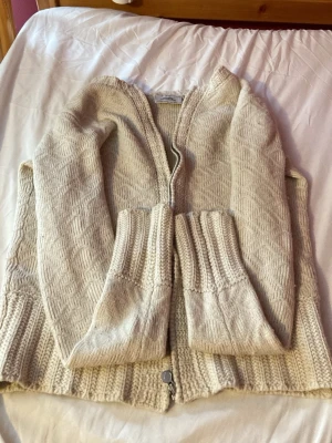 Beige stickad kofta från Boomerang - Mysig beige stickad kofta från Boomerang med dragkedja framtill. Koftan har ett hål uppe vid. Den är i storlek XS 🧶