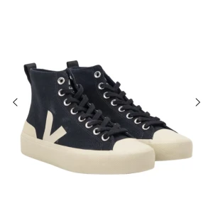 Veja svarta sneakers - HELT OANVÄNDA svarta high top sneakers från Veja med vit sula och V-logga på sidan. Inköpta på NK m prislapp kvar. Storlek 37❤️❤️