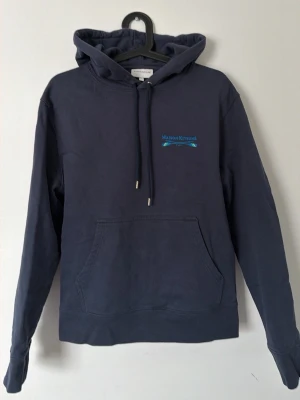 Maison kitsuné - Säljer denna sjukt snygga Maison Kitsuné hoodien. Den är inprincip i helt ny skick endast använd ett fåtal gånger. Kontakta mig vid minsta fråga💬Kolla även in de andra plaggen jag säljer!😄Online kvitto finns.