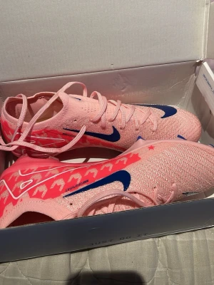 Zoom vapor 16 elite - Säljer ett par riktigt snygga rosa Nike fotbollsskor i elite modellen. Perfekta för dig som vill sticka ut på matchen!