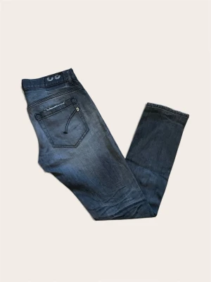 Dondup Jeans | 32 - Dondup George Jeans | väldigt fint skick | snygga slitningar. Hör av dig vid funderingar eller prisförslag. Priset är inte hugget i sten!//Alex closet✨