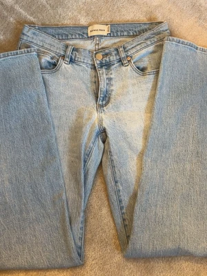 Ljusblå raka jeans från Abrand Jeans - Säljer ett par ljusblå jeans från Abrand Jeans med rak passform med låg midja och klassisk femficksdesign. Jeansen har en snygg vintage tvätt och ett litet svart märke på ena bakfickan. Perfekta för en avslappnad och trendig look.