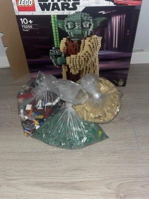 LEGO Star Wars Yoda 75255 saknar minifigur - Säljer LEGO Star Wars set 75255 Yoda. Innehåller byggklossar i grönt, beige och brunt samt originalförpackning och instruktionsbok. Perfekt för Star Wars-fans som gillar att bygga och samla på unika modeller.