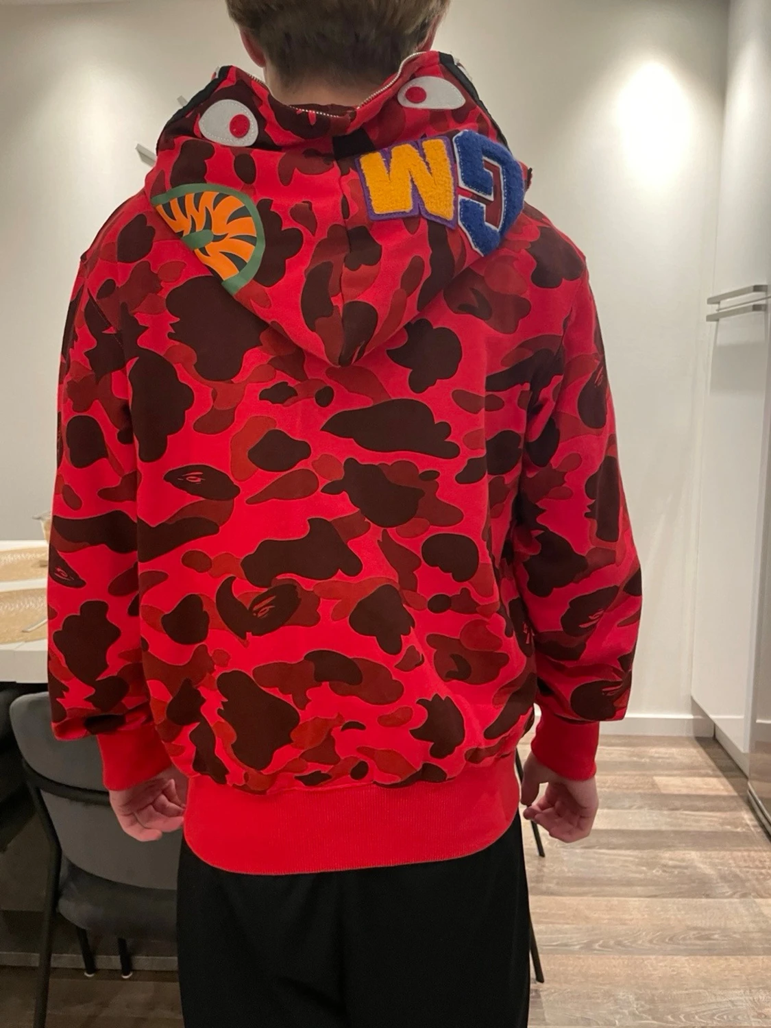 Röd camo hoodie från BAPE