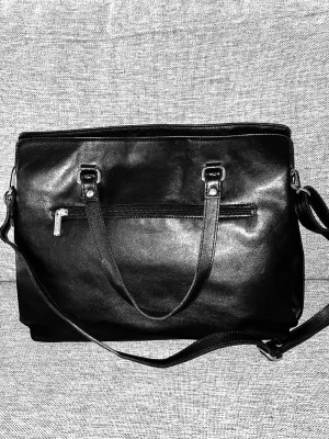 The trend italiensk skinnväska  - Snygg och rymlig väska  med avtagbar axelrem. Äkta skinn med lyster o silverdetaljer . Flera fack o ytterficka med dragkedja. Mått 33*13*27 cm. Mycket litet använd . I jättefint skick . 