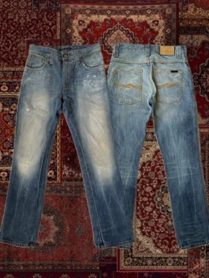Vintage Nudie jeans Slim Jim - Sjukt najs Nudie jeans i modellen Slim Jim i storlek 29/32 ✌️ Jeansen har en otrolig tvätt och aningen boot cut passform med minimalistiska slitningar, skriv vid minsta lilla fråga eller fundering! A: 37 cm B:102