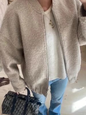 Beige teddyjacka från Zara - Super fin jacka i fint skick! 🫶🏻 storlek xs-s 