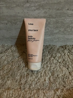 Indy Beauty ansiktsmask  - Fuktgivande ansiktsmask från Indy Beauty i en ljusrosa tub med vit kork. Masken är vegansk och parfymfri, perfekt för dig som vill ge huden extra återfuktning. Tuben rymmer 100 ml och har enkel, stilren design. Innehåller 90%