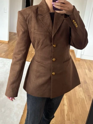 Faux Suede Blazer Meshki - Superfin blazer från MESHKI, använd 1 gång.