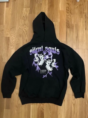 Black squad oversized hoodie ”silent souls” - Svart oversized hoodie från black squad med ”silent souls”-tryck. Passar för folk som är runt 175 cm.