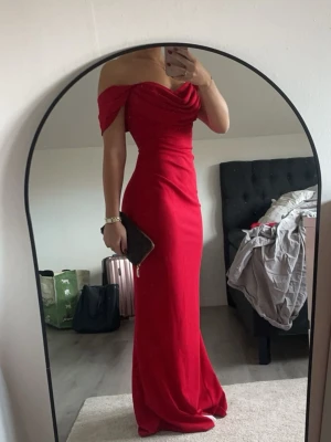 Balklänning röd - Röd balklänning som endast är använd en gång på bal💞