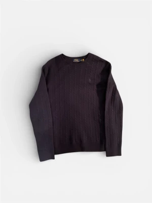 Mörklila kabelstickad tröja Polo Ralph Lauren - Snygg mörklila kabelstickad tröja från Polo Ralph Lauren. Tröjan har rund halsringning och långa ärmar. Tillverkad i mjukt material med klassiskt kabelmönster som ger en tidlös look.