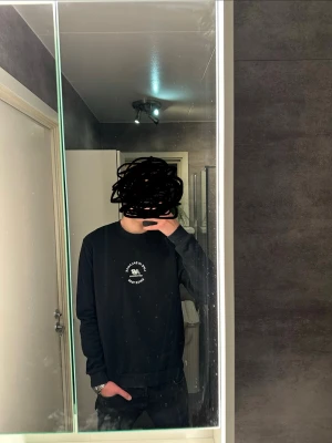 New Balance sweatshirt  - En svart schysst sweatshirt från New balance. Den är stilren och passar till det mesta. Den är i använt skick men inga defekter som sticker ut så. Skriv vid frågor och kolla gärna in min profil för fler feta plagg!