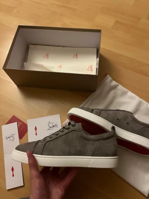 Gråa sneakers  Christian Louboutin - jätte fräcsha nya, kan sänka pris de bara och skicka en prisförslag