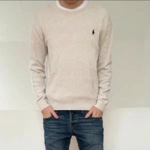 Ljusbeige Ralph Lauren tröja - Säljer en sjukt fet tröja från Ralph Lauren i färgen creme vit/ljusbeige. Tröjan är i mycket bra skick då den har varit väl omhändertagen och är i M och sitter även som M. Hör gärna av er vid frågor elr funderingar!!