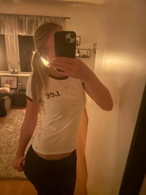 Vit LEE t-shirt  - Vit LEE t-shirt med vinröda detaljer på, super fin och enkel t-shirt🤍Hör av dig vid frågor!