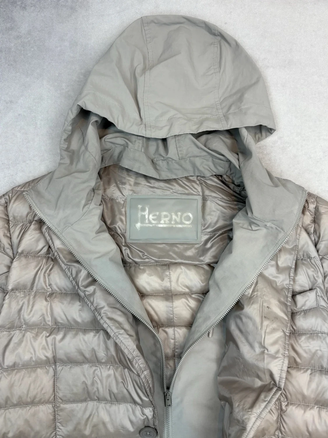 Beige dunjacka med huva från Herno - 1